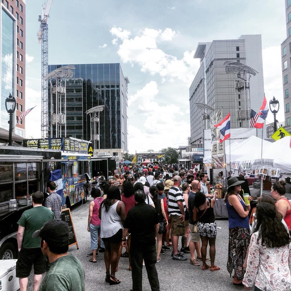 <b><a href="https://www.eventbrite.com/e/the-international-festival-2022-tickets-274359074377">The N.C. International Festival (5 de noviembre)</a></b>: Celebra las festividades de todo el mundo con más de 30 culturas representadas. Disfruta de compras navideñas, comida y postres deliciosos, cerveza, vino y actuaciones dinámicas.