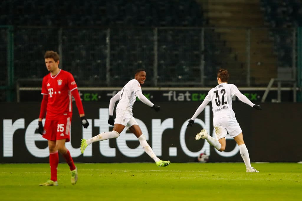 Lewandoswki (20’) abrió el marcador por la vía penal y Goretzka (26’) crecía la diferencia. Hofmann (35’, 45’) empató el partido y Neuhaus (49’) dio vuelta al marcador. El siguiente compromiso de los bávaros en la Bundesliga será recibiendo al Friburgo.