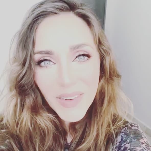 De aquella adolescente que cantaba y provocaba suspiros entre el público joven poco queda pues ahora su rostro es mucho más delgado y afilado.