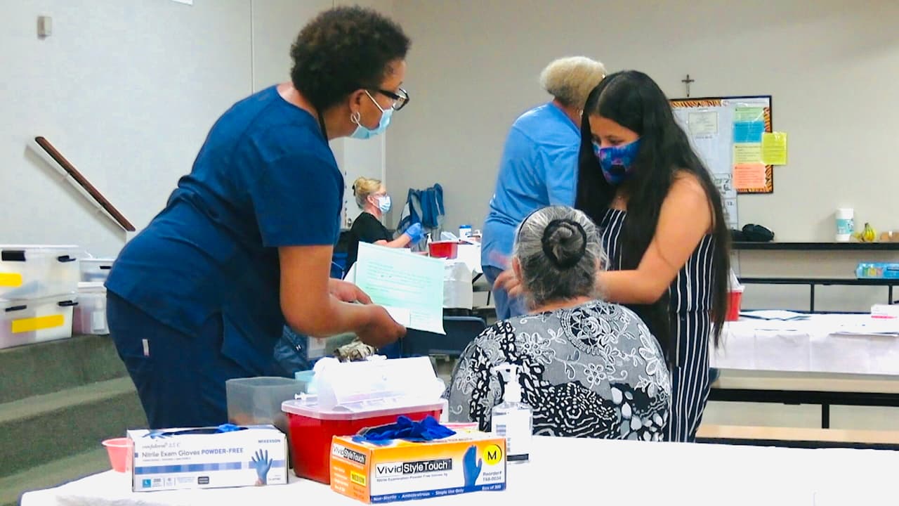 “No hay que esperar”, autoridades buscan llevar la vacuna a más personas ante el incremento de casos de covid-19 en Arizona