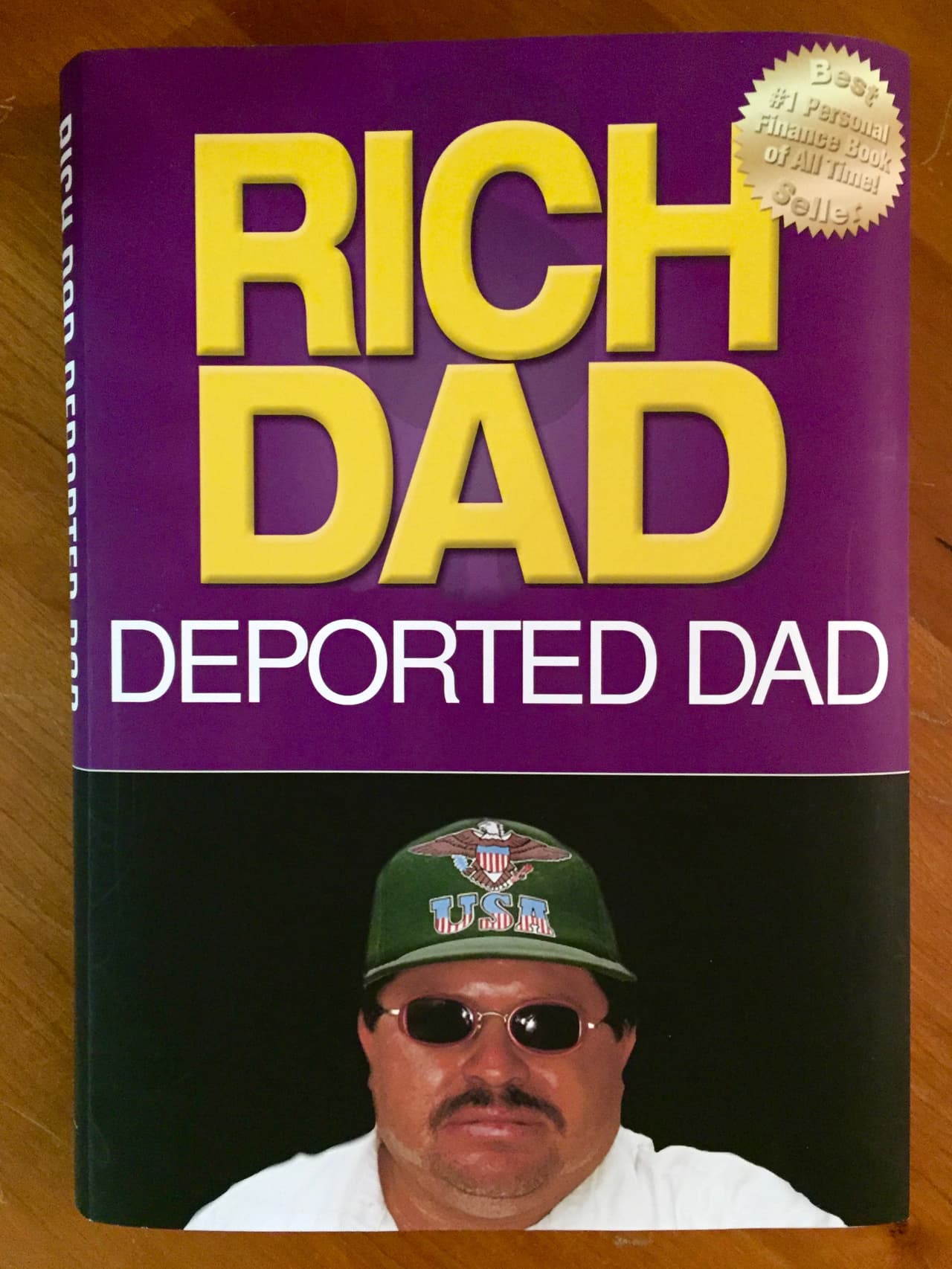 En lugar del título del
<i>bestseller</i>
<b>'Padre rico, padre pobre',</b> apelando a la fuerte política migratoria frente a los mexicanos que ha proferido Trump, el libro queda:
<b> 'Padre rico, padre deportado'</b>.