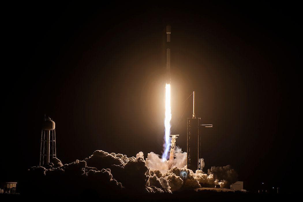 El Falcon 9 es uno de los cohetes reutilizables desarrollados por SpaceX para transportar satélites, carga y vehículos espaciales. En esta misión, una de sus etapas superiores continuó desplazándose por el espacio después de completar su función principal. La pieza, con una longitud superior a 40 pies y un peso aproximado de cuatro toneladas, fue identificada posteriormente como el objeto que impactaría contra la Luna. El caso llamó la atención de astrónomos porque representa uno de los episodios recientes de restos espaciales que terminan sobre la superficie lunar.
<br>