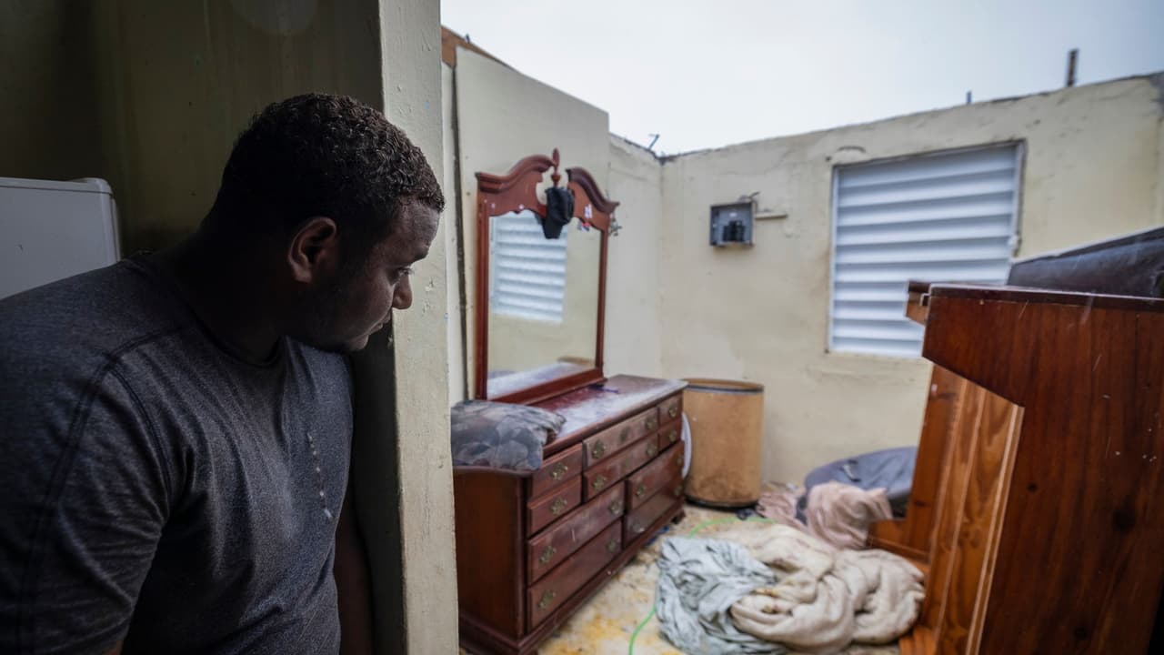 Cirino ve cómo quedó su habitación después de que los vientos del huracán Fiona arrancaron el techo de su casa en Loíza.