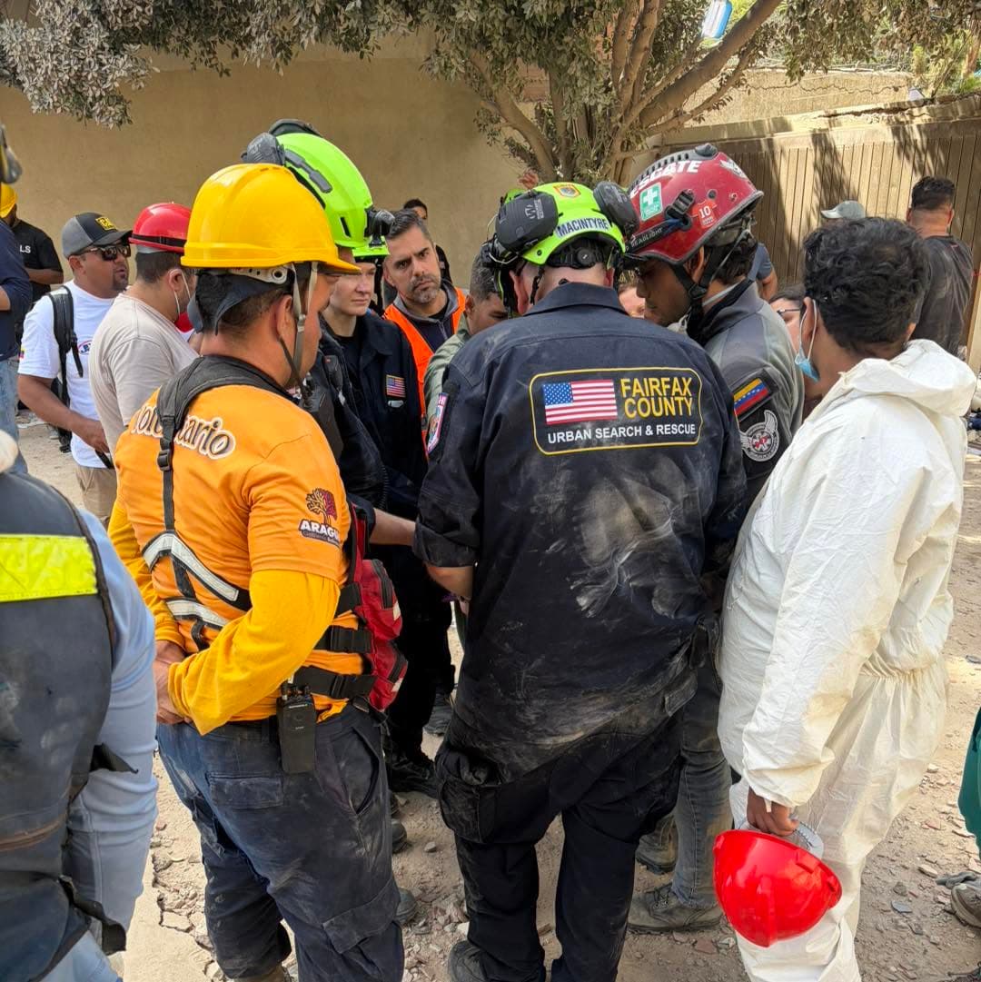 El equipo estadounidense colabora estrechamente con los
<b> servicios de emergencia venezolanos y otros grupos internacionales</b> desplegados en la zona.