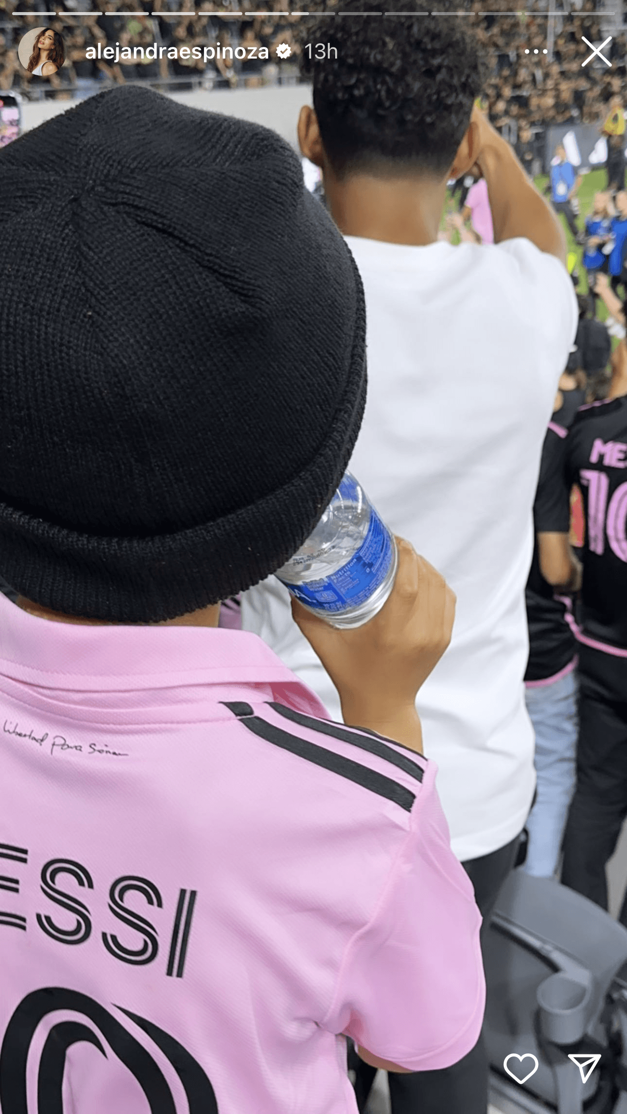 Mientras se desarrollaba el partido, ‘Ale’ subió a sus historias de la mencionada red social instantáneas de su primogénito atento a lo que ocurría en la cancha.
<br>