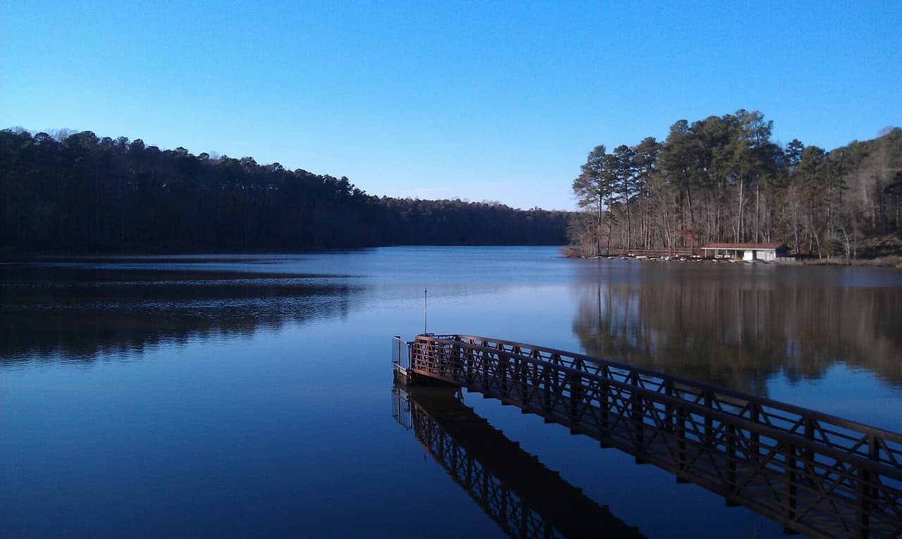 Ubicado en el condado de Wake, a 10 millas al noroeste del centro de Raleigh, el Parque Estatal William B. Umstead es un preciado refugio natural.