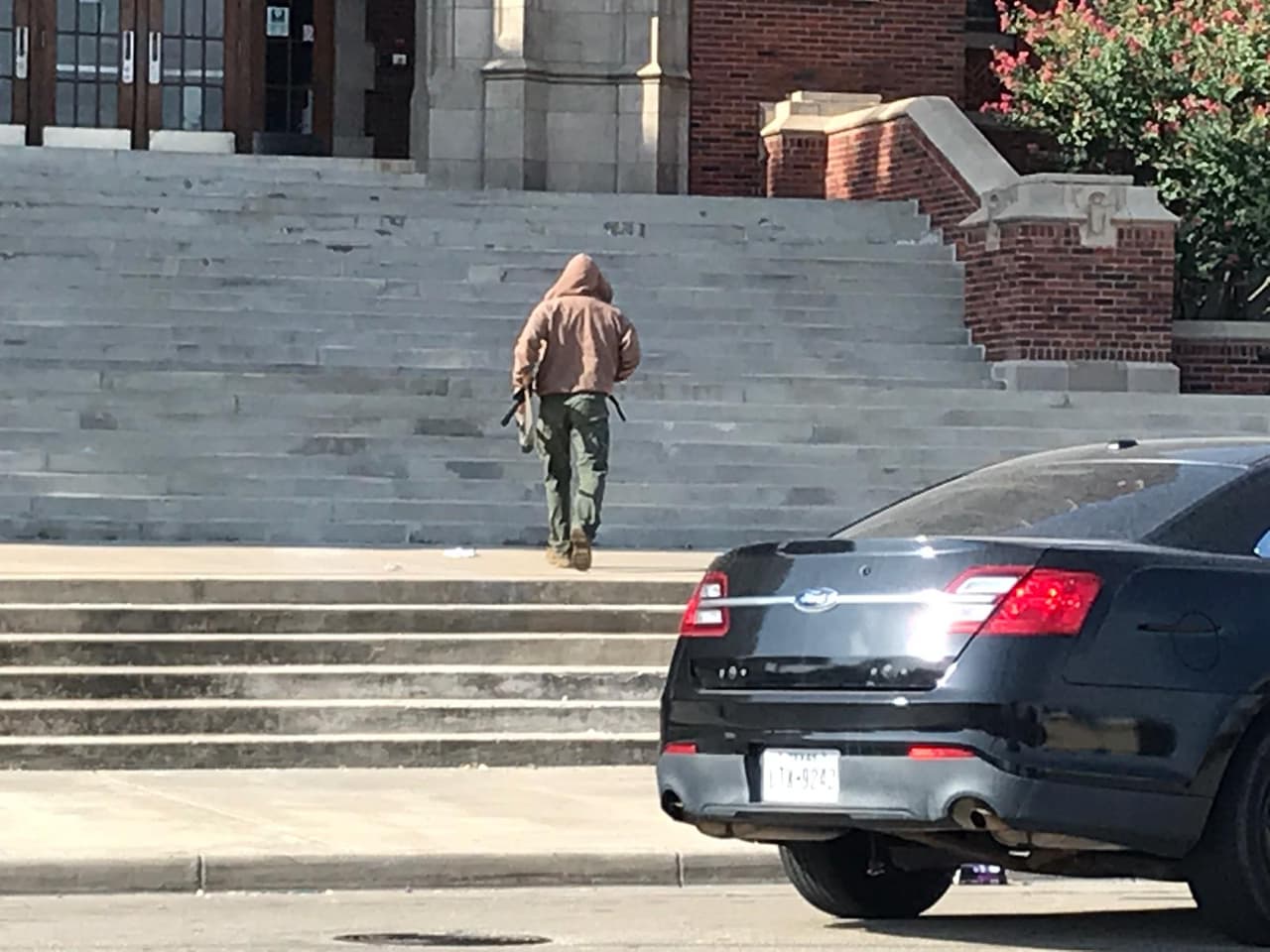 Uno de los participantes se apresta a entrar al edificio de la escuela durante el simulacro.