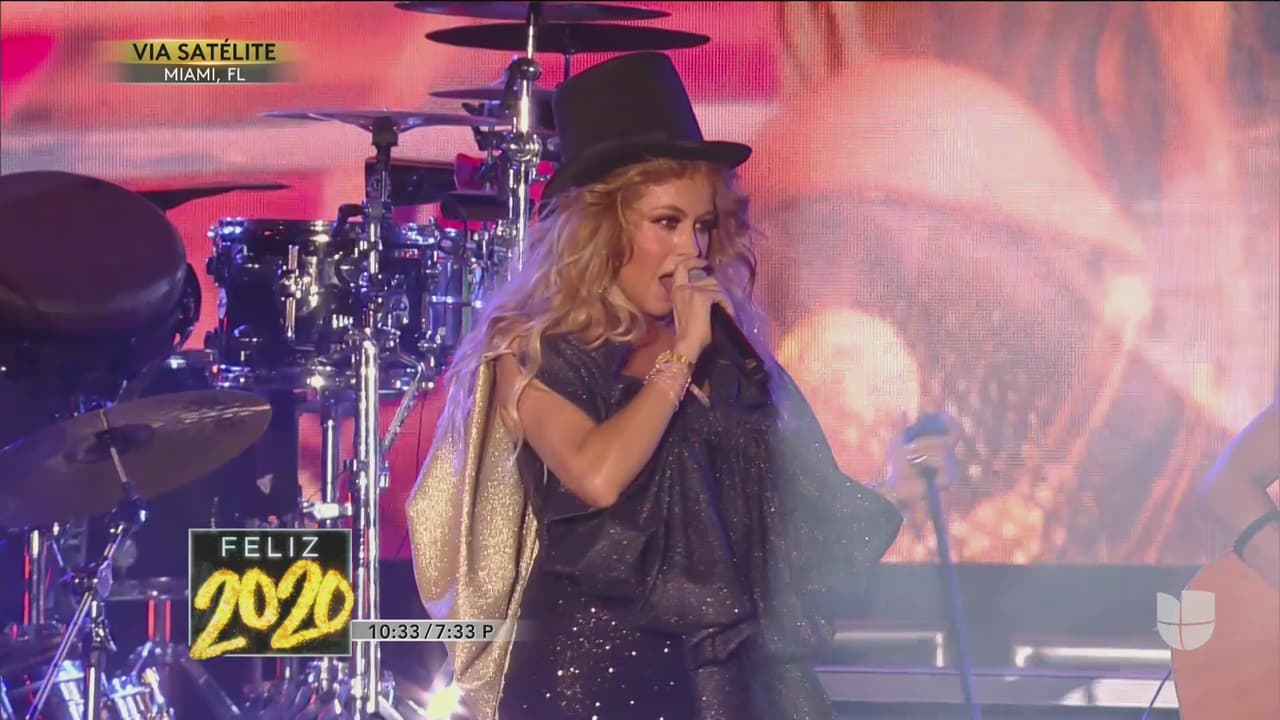 Durante su segunda intervención, la 'Chica Dorada' interpretó, por primera vez, su más reciente sencillo 'De qué sirve'.