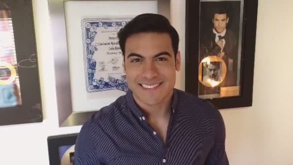 Desde muy niño, Carlos siempre disfrutó enormemente cantar; no perdía la oportunidad de hacerlo en cualquier espacio que encontraba, igual lo hacía en fiestas como en los diversos concursos del colegio o de su estado, Tlaxcala, y su ciudad natal, Huamantla. Su talento vocal lo ha llevado a compartir el escenario con figuras consagradas en la música.