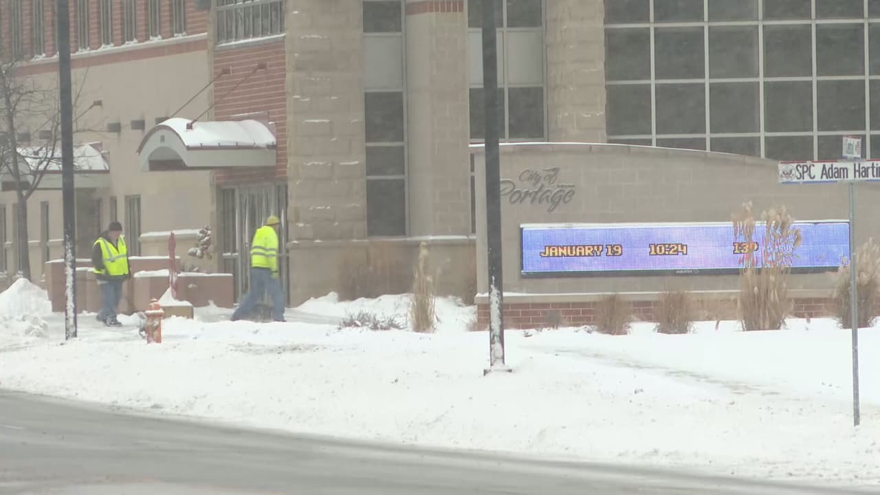 Equipos de limpieza estuvieron removiendo la nieve que se acumuló en Indiana.