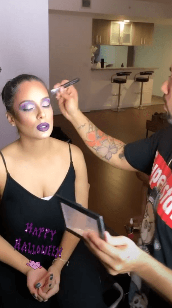 Por la tarde del 31 de octubre, acudió a los artistas del maquillaje Andrés Felipe y Jonathan Estrada para transformarse en otro personaje.