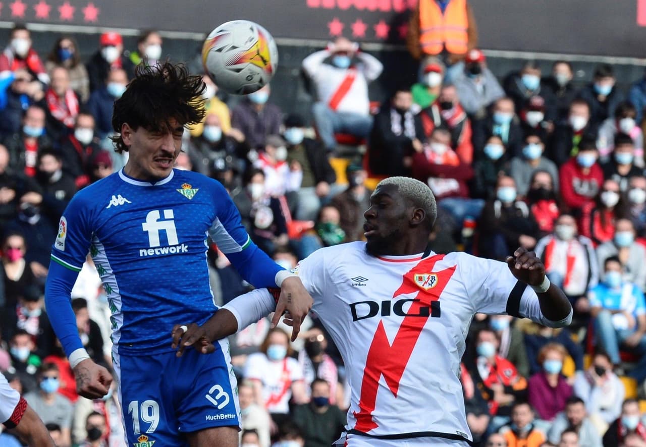 Rayo Vallecano le empata al Real Betis 1-1 durante la J 20 en La Liga. Sergio Canales ponía a los béticos arriba al 45'+2', pero fue Iván Balliu al 70' quien igualó el marcador y permitió que se repartieran puntos. Andrés Guardado ingresó al 39', mientras que Diego Lainez estuvo en la banca.