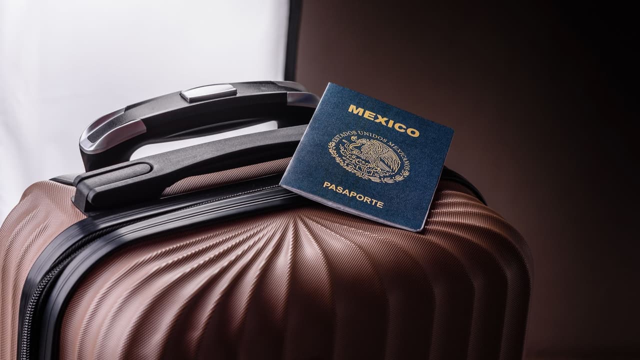<h3 class="cms-H3-H3">Qué deben saber los mexicanos antes de hacer el trámite</h3> El Consulado Sobre Ruedas
<b>busca acercar servicios a comunidades donde muchas personas no pueden viajar fácilmente a una oficina consular. </b>
<br>La jornada puede ser útil para quienes
<b>tienen documentos vencidos, necesitan renovar identificación o buscan iniciar el trámite del INE desde Estados Unidos.</b>
<br>👉🏻 La clave
<b>es llegar preparado. </b>
<br>Una cita confirmada y una carpeta completa pueden hacer
<b>la diferencia entre resolver el trámite en una visita o tener que empezar de nuevo.</b>
<br>
<a href="https://www.whatsapp.com/channel/0029VafZxTzGpLHXXhtL0Y3A" target="_blank">Únete a nuestro canal de WhatsApp: Haz clic aquí para estar al tanto de las últimas noticias e historias de tu comunidad</a>