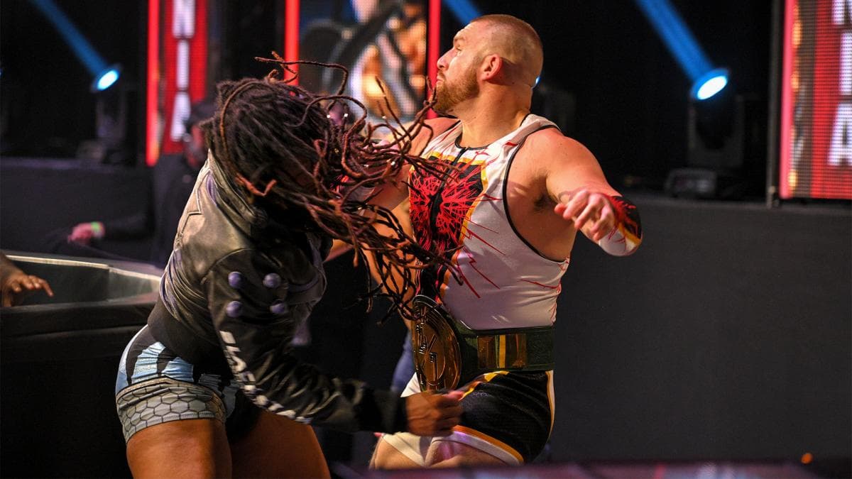 Gronkowski, a un año de su retiro del futbol americano, vuelve a quedar campeón, pero esta vez como luchador de la WWE, con un salto desde las alturas, apuntalando a Mojo Rawley para llevarse el cinturón 24/7.