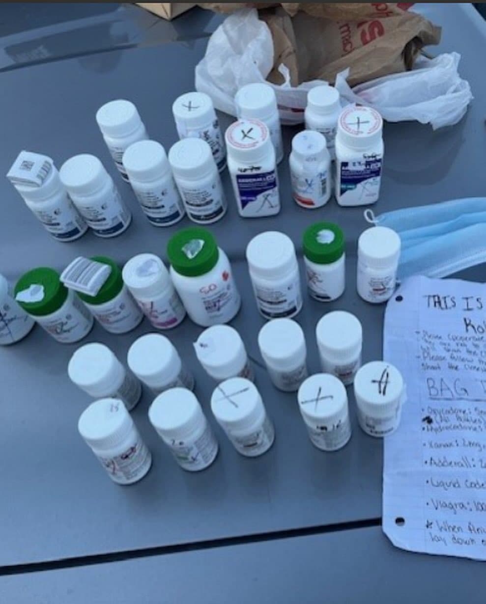 Posteriormente, en la página se detalla media docena de diferentes medicamentos controlados y hasta las presentaciones por miligramos que se exigen, entre ellas Oxicodona, Xanax, Adderall, y hasta Viagra. Todos los medicamentos que se exigían en la nota son sustancias controladas, de las cuales usualmente se abusa en Estados Unidos debido a que "son un medio fácilmente accesible y asequible de alterar el estado mental y físico del usuario", según el Departamento de Justicia de los Estados Unidos.