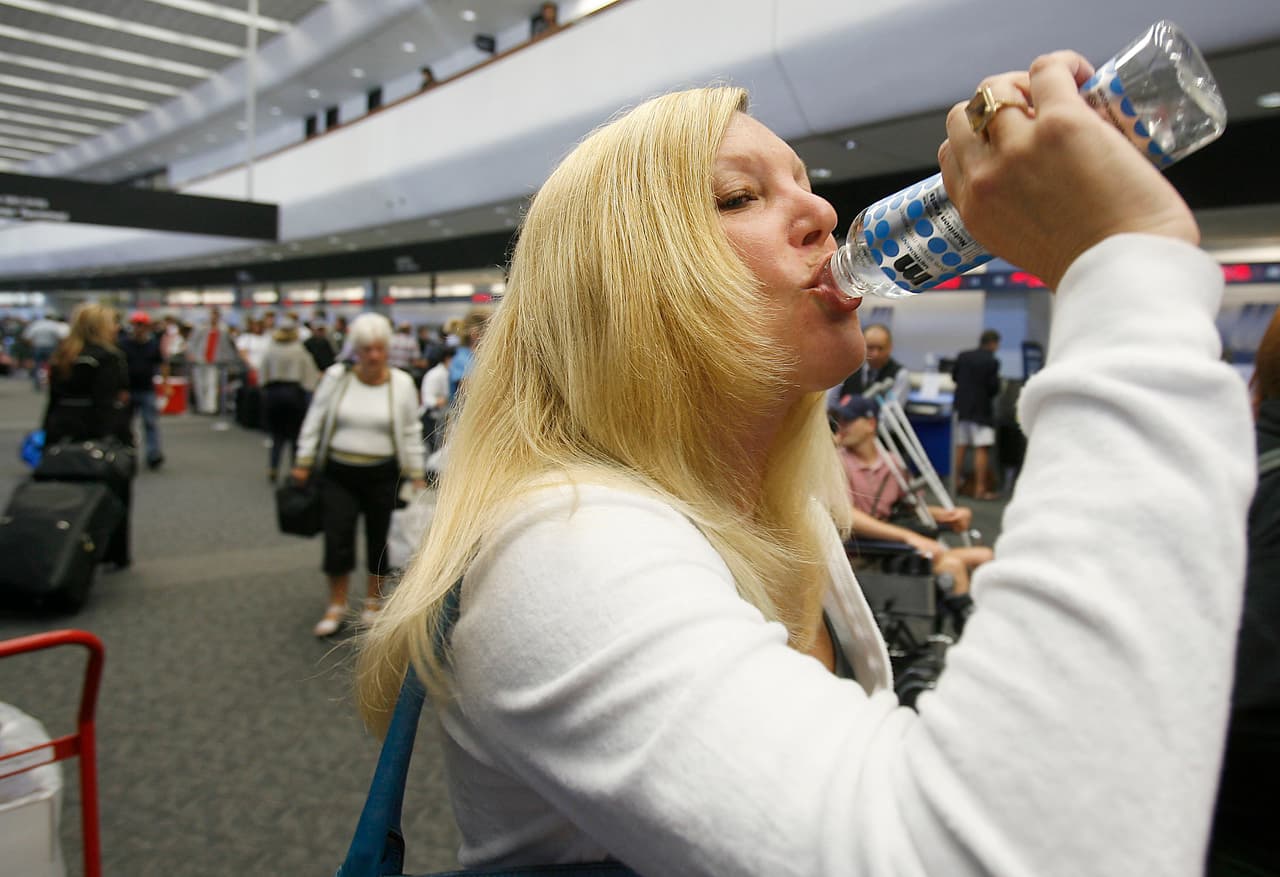 Aeropuerto de San Francisco prohíbe la venta de botellas de plástico de un solo uso, pero hay una excepción