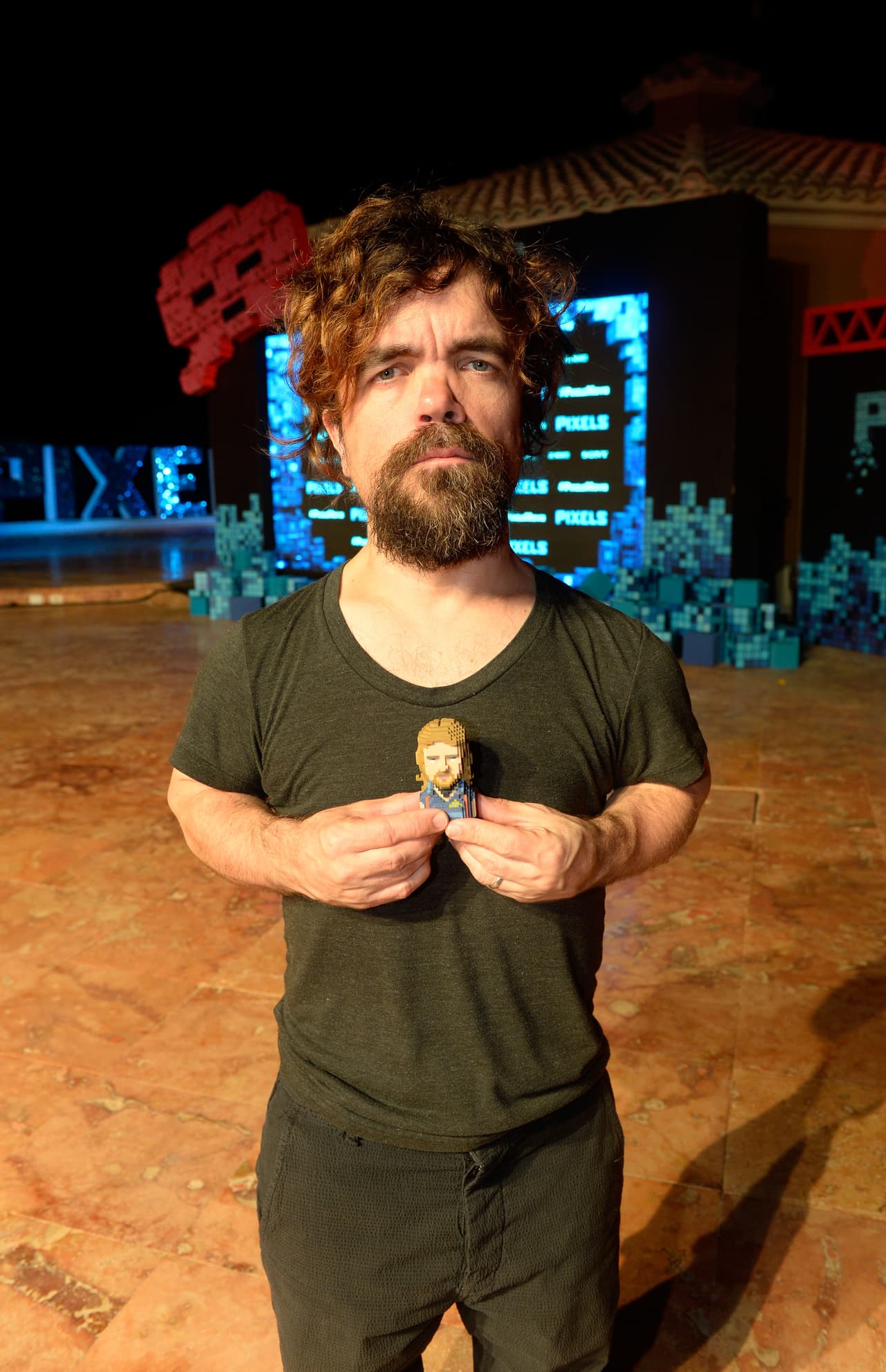 Con una figurita hecha a su imagen.