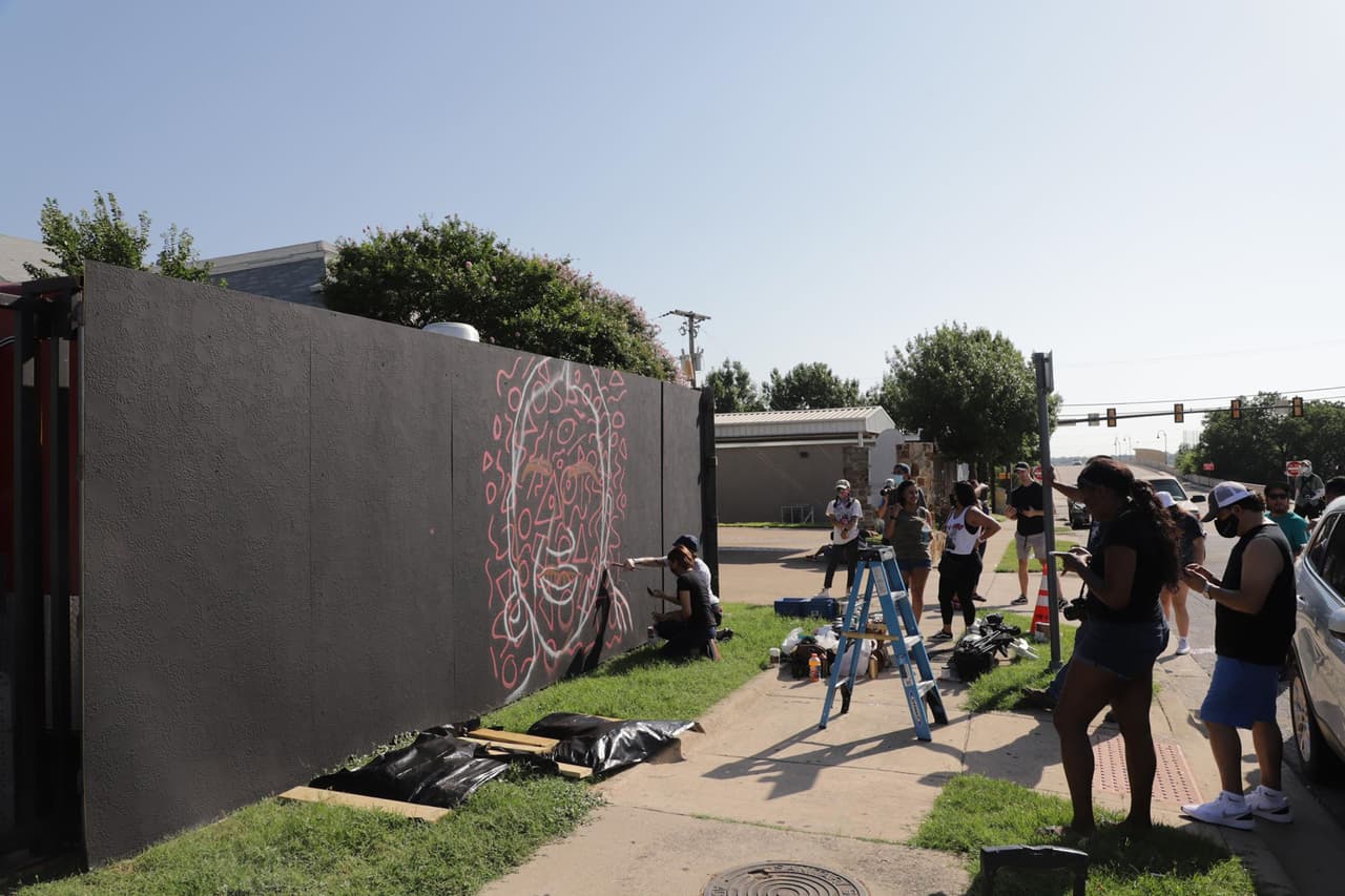 El artista pidió utilizar mascarillas y mantener el distanciamiento social mientras realizaba la obra.