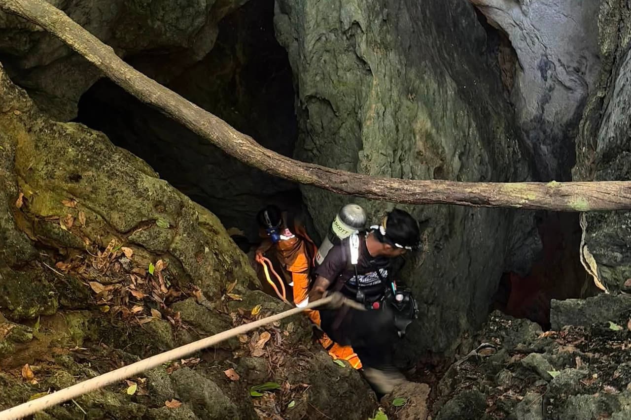 En esta imagen, distribuida por Metta Tham Rescue Kalasin, rescatistas tratan de llegar a las personas atrapadas en una cueva en la provincia de Xaisomboun, Laos, el 26 de mayo de 2026. (Metta Tham Rescue Kalasin vía AP)