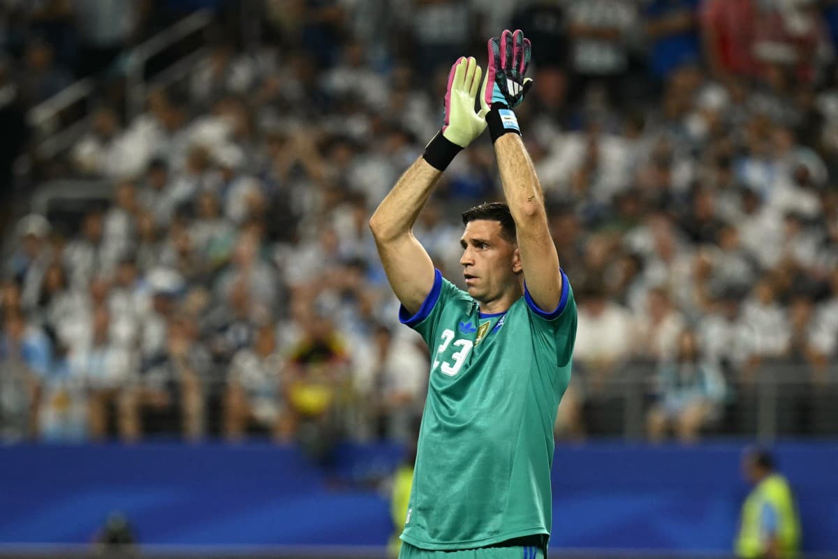 Emiliano "el Dibu" Martínez celebra una de las anotaciones del equipo argentino.