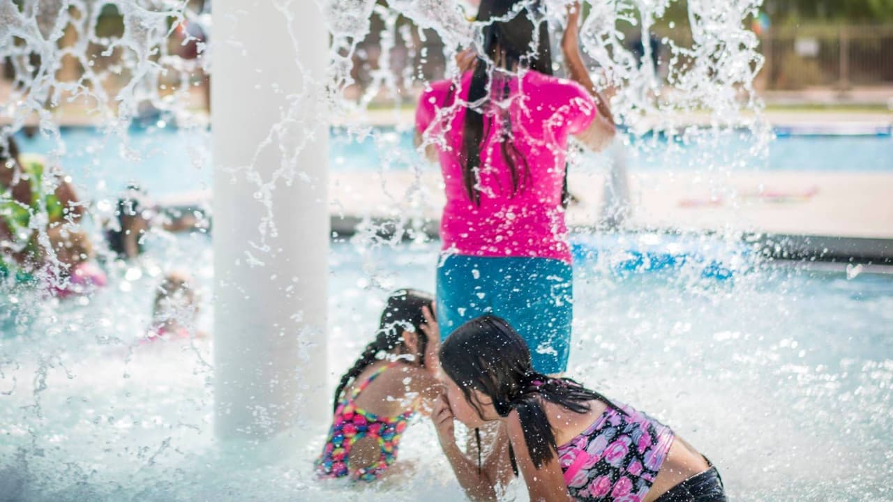 <b>Maryvale Pool</b>
<br>Abierto de lunes a jueves, sábados y domingos de 12 p.m. a 6 p.m. Viernes cerrado.
<a href="https://goo.gl/maps/YishbokjyNo" target="_blank">4444 N. 51st Avenue.</a> Teléfono: 602-262-6685. Niños gratis. Adultos $3.