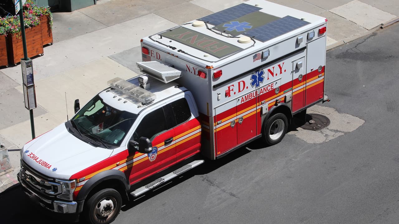 Se incendia apartamento en Brooklyn donde policía encontró un cadáver. ¿Qué ocurrió?
