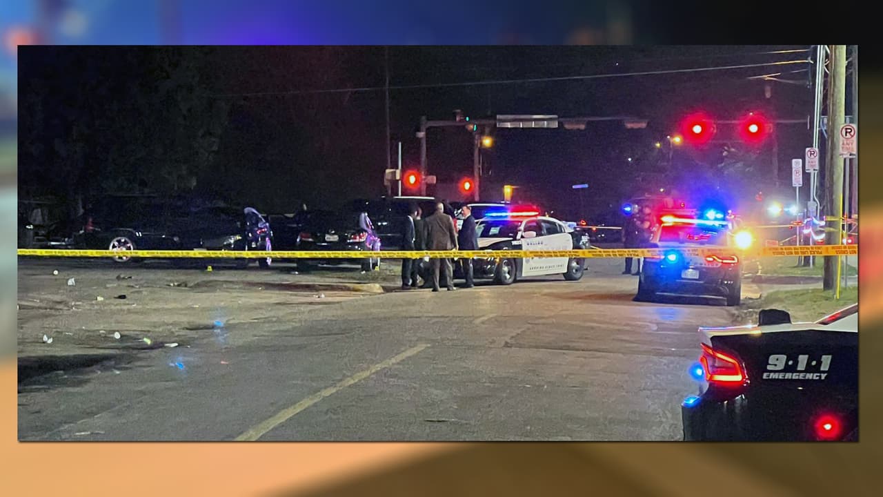 Cuando los agentes se acercaron a uno de los sospechosos,
<b>el hombre sacó un arma de sus pantalones.</b>