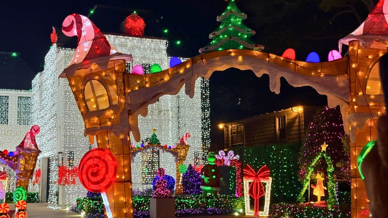La decoración de este año está inspirada en la película de El Grinch de la Navidad y eso se refleja en sus arcos, caramelos y árboles navideños. ¡Todos iluminados!.