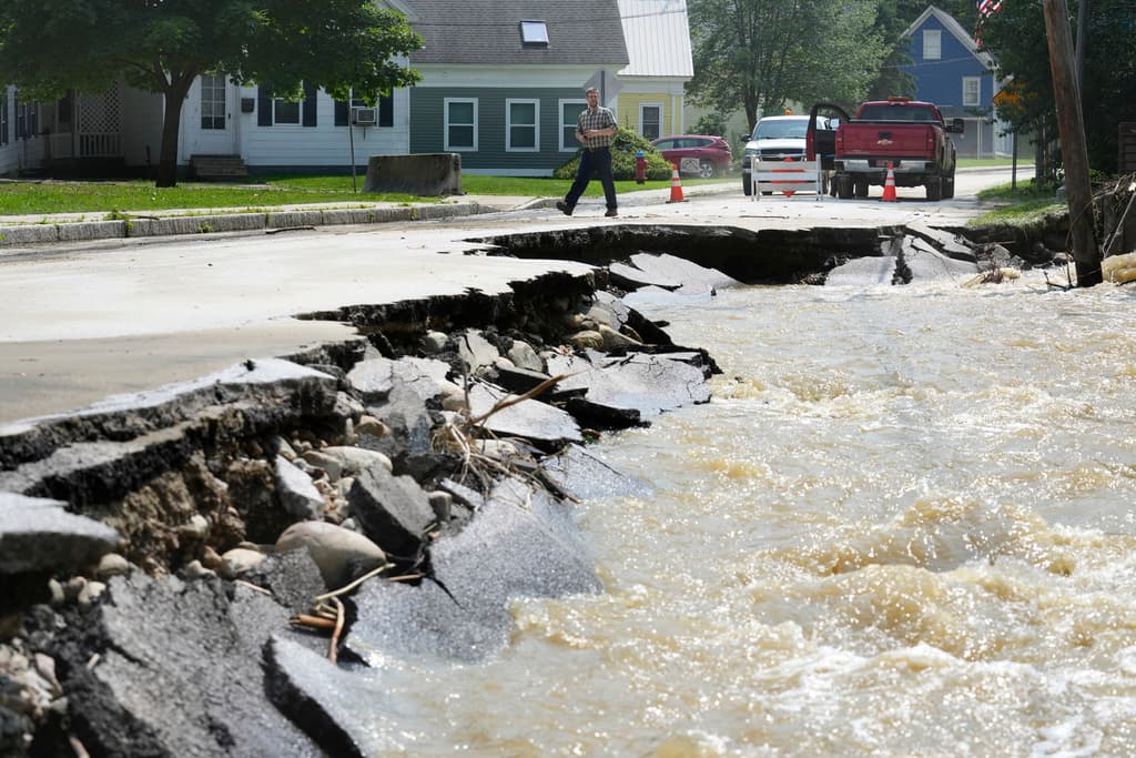 Una calle dañada en Ludlow, Vermont, a consecuencia de las fuertes lluvias y la crecida de los ríos.