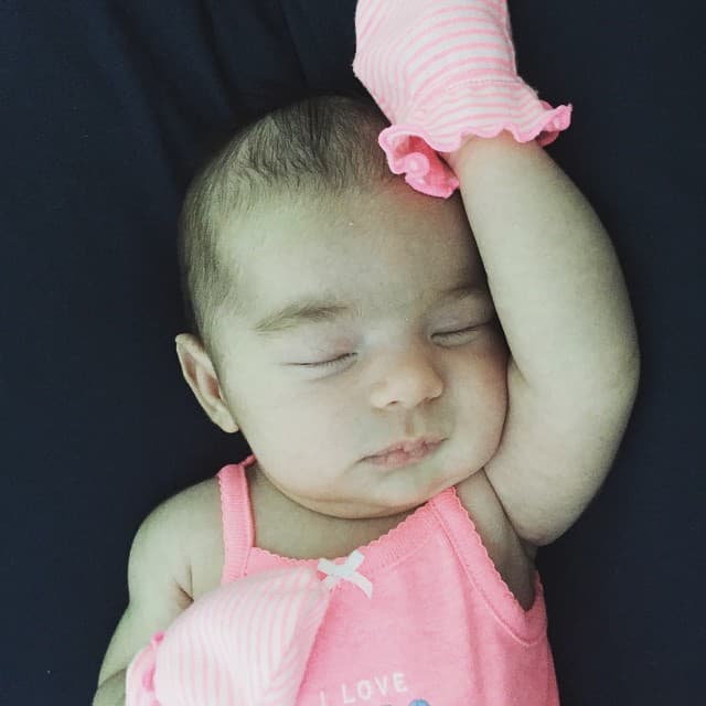 Prefiere posar dormidita.