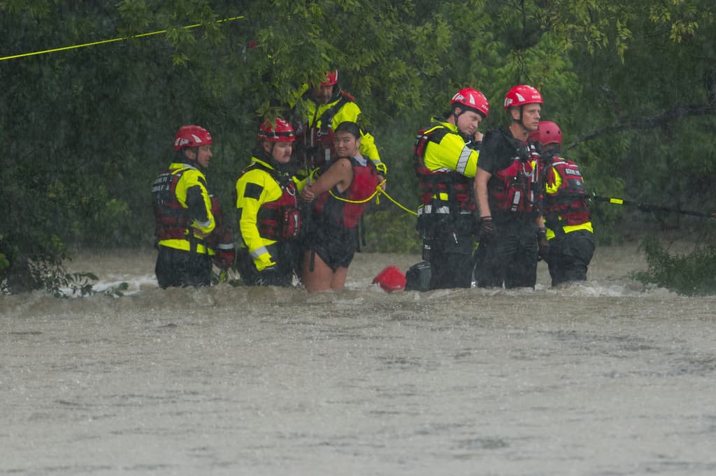 Inundaciones y tormentas obligan a realizar evacuaciones en el sur de Texas