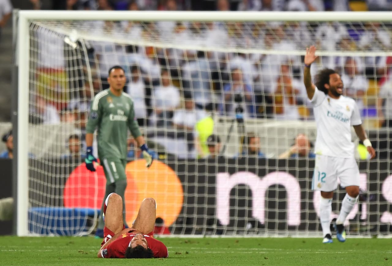 El tiro de esquina fue sin peligro para el Liverpool y Marcelo pedía la asistencia médica para su colega.