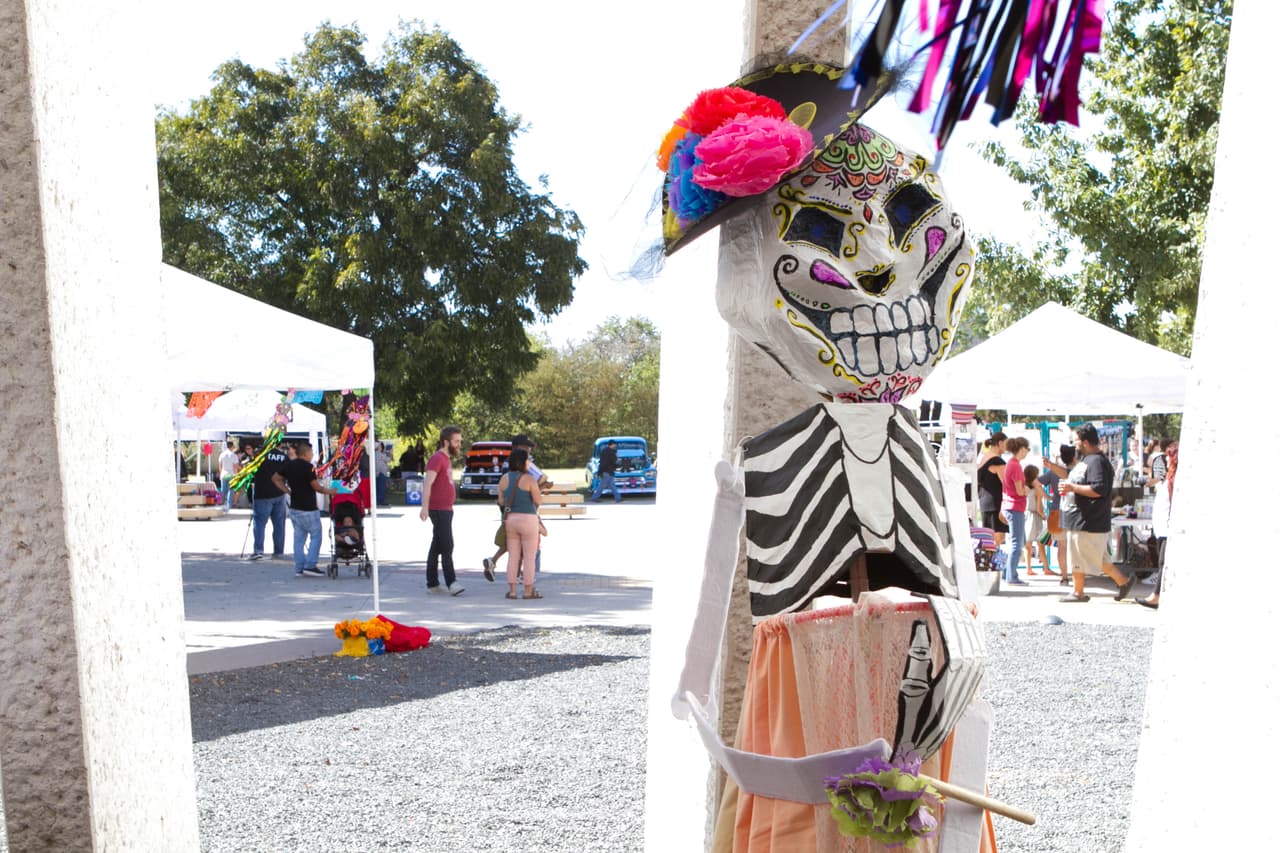 Altares, música, piñatas, papel picado, exhibición de autos antiguos, calaveras, pan de muerto y caritas y manitas pintadas hicieron parte del evento del 'Día de los Muertos' organizado en el Centro Cultural Mexico-Americano de Austin.