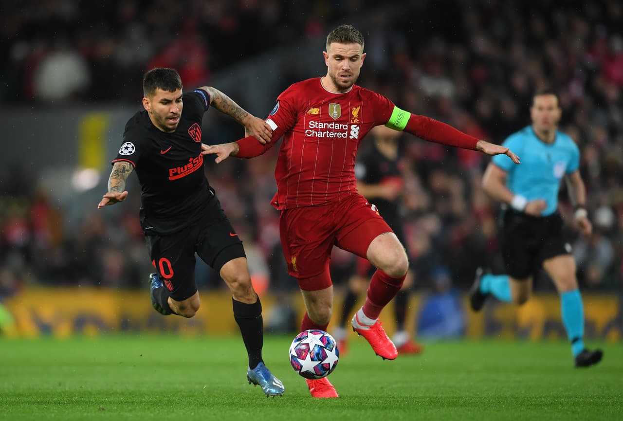 Jordan Henderson le gana la posesión del balón a Correa. El capitán de los Reds fue clave en el medio campo.