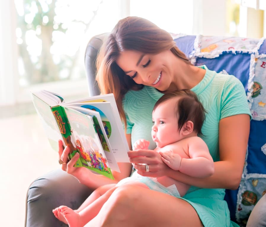 Leerle la Biblia al pequeño MVP es algo que Lourdes disfruta mucho.