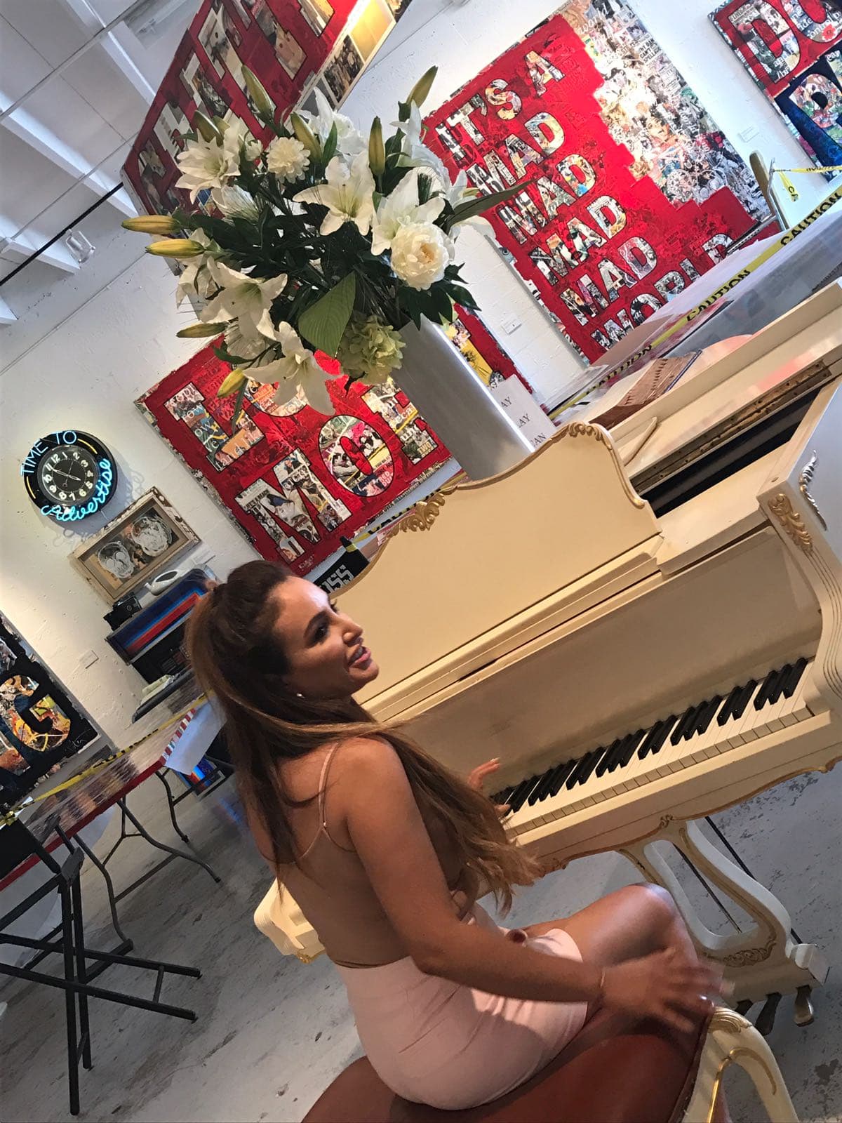 Después de un rato,
<a href="http://www.instagram.com/labronca/">‘La Bronca’</a> se quiso sentar y deleitar a los presentes con uno de sus talentos escondidos.