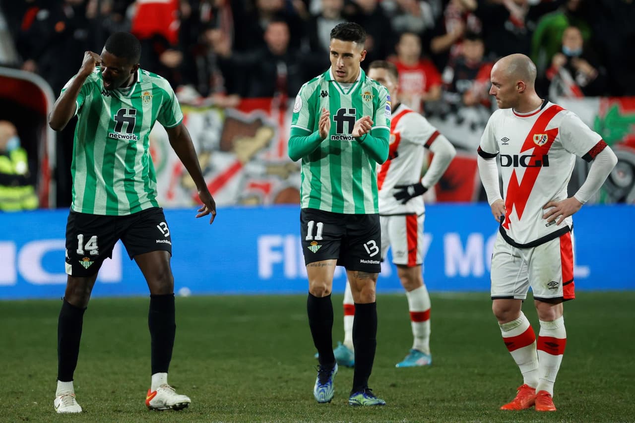 Real Betis se lleva la semifinal de ida tras derrotar al Rayo Vallecano 2-1 en la Copa del Rey. Borja Iglesias y Victor Carvalho le dieron el triunfo a la escuadra verdiblanca, mientras que Álvaro García descontó para los locales. Los mexicanos Diego Lainez y Andrés Guardado estuvieron en la banca.