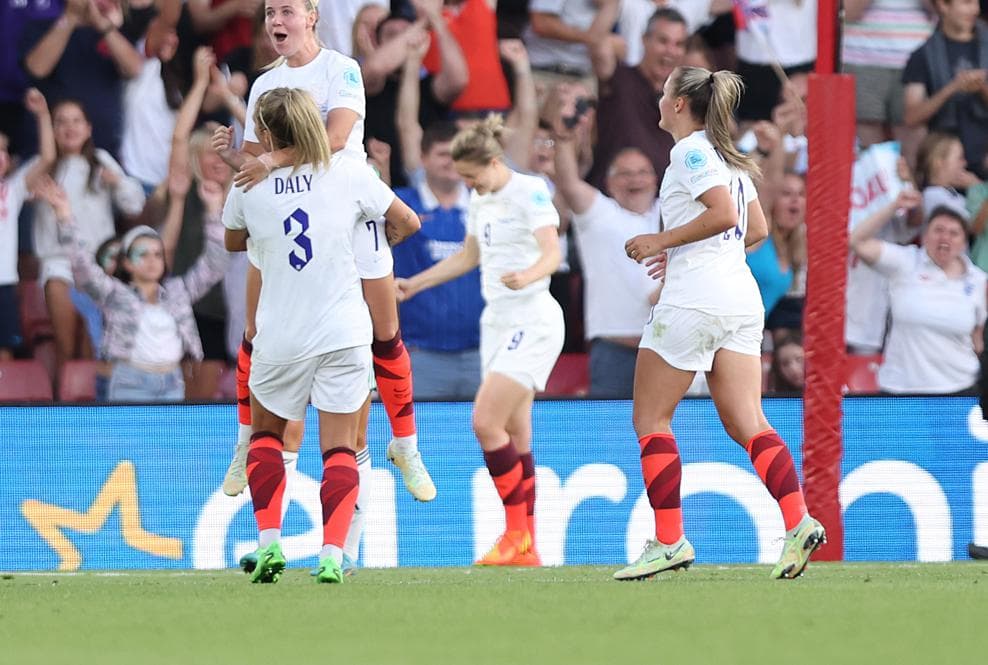 La Selección de Inglaterra no tuvo problemas para vencer por goleada a Irlanda del Norte que se mantiene sin puntos en el torneo.