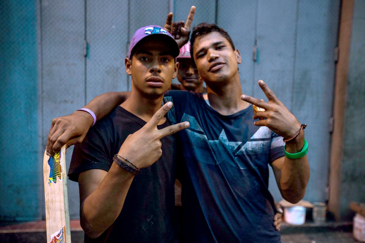 Julio, abrazado a Edgar, cuenta que
<b>a este basurero llegan los desperdicios de una panadería </b>y que eso les hace más afortunados que otros que también viven de hurgar en la basura. "Cuando sale torta todo el mundo se cansa de comer torta. Salen sacos de cachitos, empanadas, pastelitos, sale burda de comida. ¿Malo? Malo es acostarse con hambre".