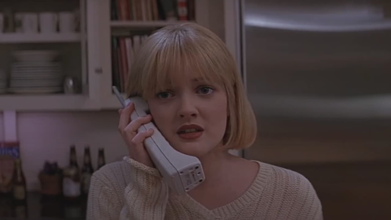 <b>Drew Barrymore en ‘Scream’</b>
<br>La actriz solo aparece como Casey en la escena de apertura de la cinta de terror de 1996, pues es la primera víctima del asesino Ghostface, pero su actuación es tan buena que deja ver cuál es el tono que tendrá la película.