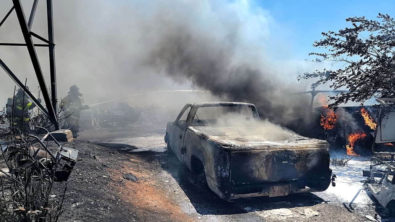 Incendio de dos alarmas quema propiedad y múltiples vehículos en Martínez