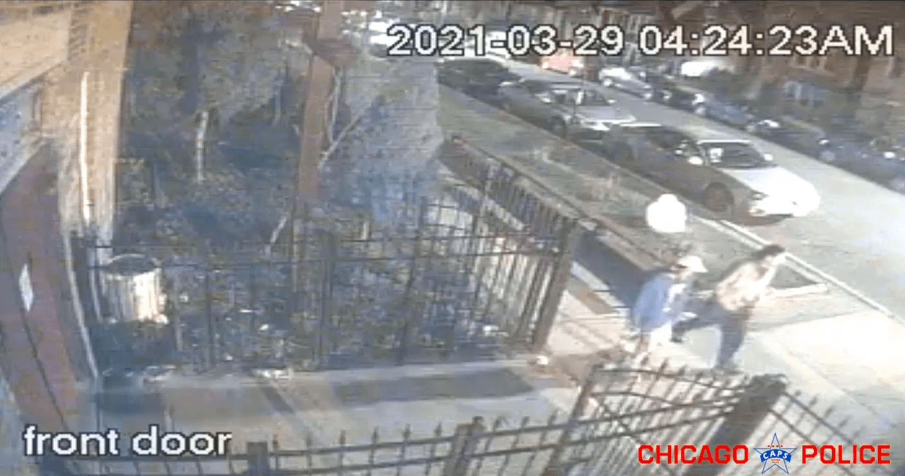 En el video también se ve cómo
<a href="https://www.univision.com/local/chicago-wgbo/adam-toledo-arma-muerte-confirma-fiscalia-condado-cook"><b>Rubén Román Jr.</b></a> y a Adam Toledo caminan por la calle 24. Los jóvenes llegan hasta la esquina de la
<a href="https://www.google.com/maps/place/W+24th+St+%26+S+Sawyer+Ave,+Chicago,+IL+60623/@41.8480987,-87.7061181,19z/data=!4m5!3m4!1s0x880e327abe87123b:0xdbdab86e6ea33f46!8m2!3d41.8481247!4d-87.706338" target="_blank"><b>calle Sawyer.</b></a>
<br>