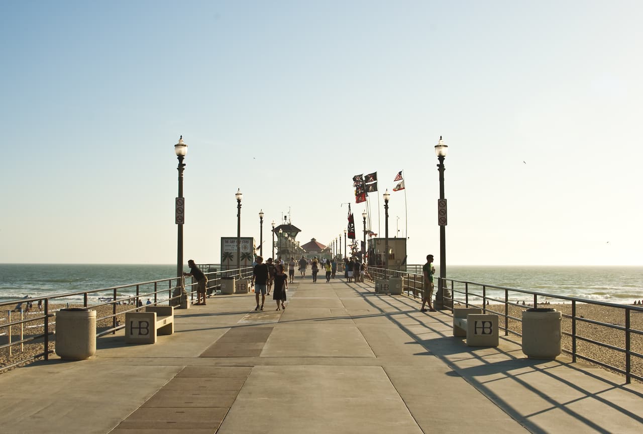 <b>Huntington Beach:</b> Es una ciudad de California al sureste de Los Ángeles. Es conocida por las playas de surf, como Huntington City Beach, con su largo muelle. Huntington Beach ha visto crecer el mercado laboral en un
<a href="https://www.bestplaces.net/economy/city/california/huntington_beach" target="_blank">0.6% durante el último año</a>.
<br>