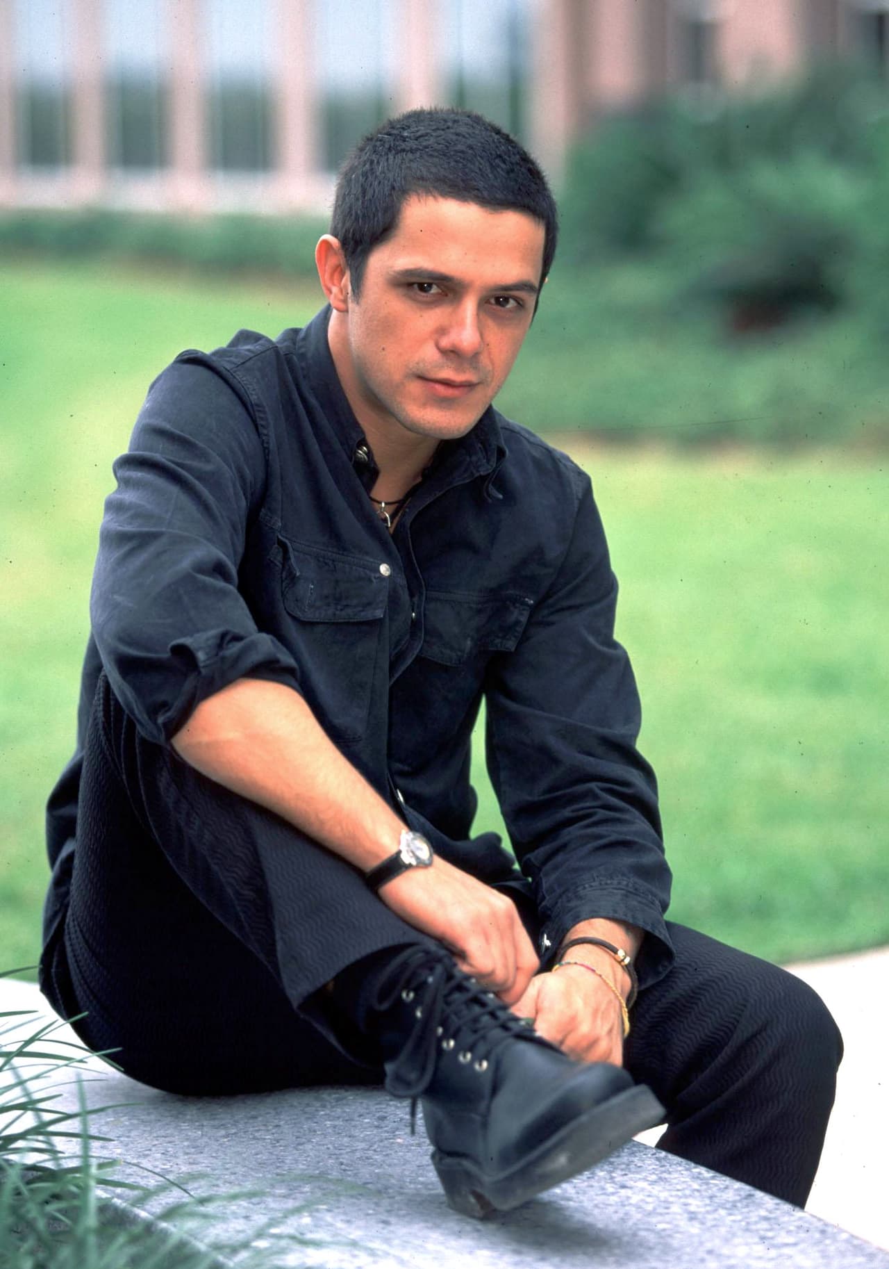 <b><a href="http://www.univision.com/temas/alejandro-sanz">Alejandro Sanz</a></b> lanzaba su segundo disco el cual llevaba por nombre 'Si tú me miras', gracias a este disco se ganó el apodo de 'poeta musical'.