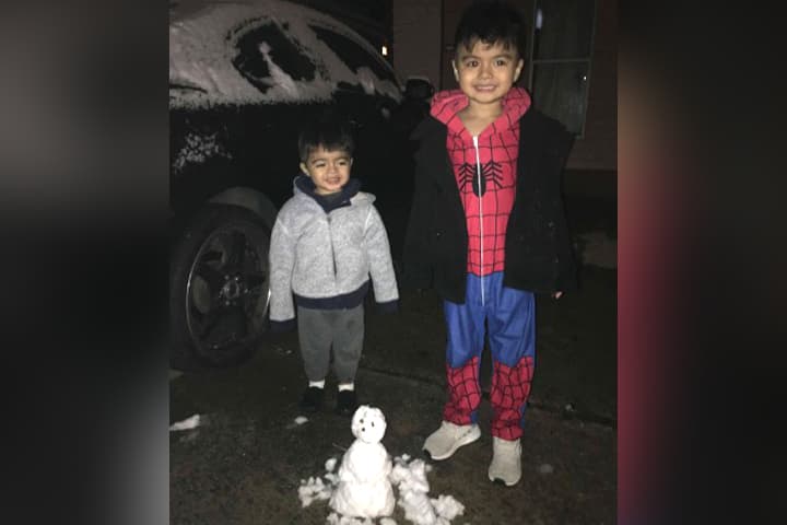 Muchos aprovecharon el raro evento para tomarse fotos, jugar con la nieve y construir el tradicional muñeco navideño.