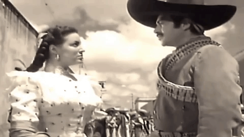 ‘Enamorada’ (1946), ‘Río Escondido’ (1947) y ‘Maclovia’ (1948) fueron los filmes que protagonizó de la mano de Fernández. Aquí en la película 'Enamorada', al lado de Pedro Armendáriz.