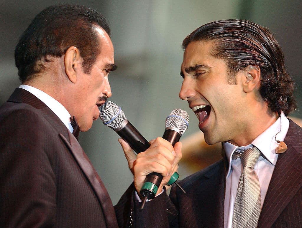 Vicente Fernández canta a dúo con su hijo Alejandro en una gala homenaje que lo honraba como 'Persona del Año' de la Academia Latina de la Grabación, en Hollywood, el 17 de septiembre de 2002.