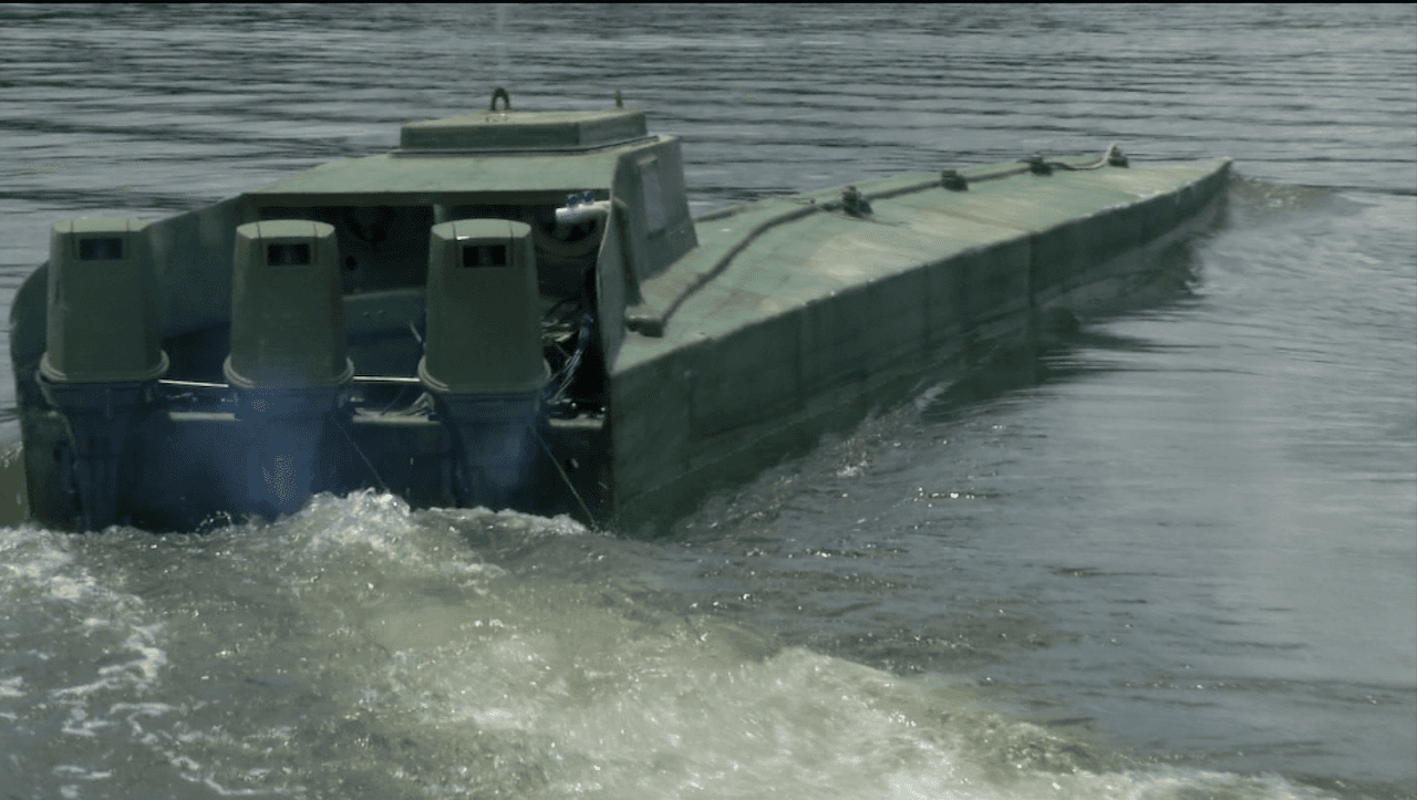 Los narco submarinos tienen varios motores fuera de borda, como este que fue capturado y ahora está en el puerto de Buenaventura, en Colombia.