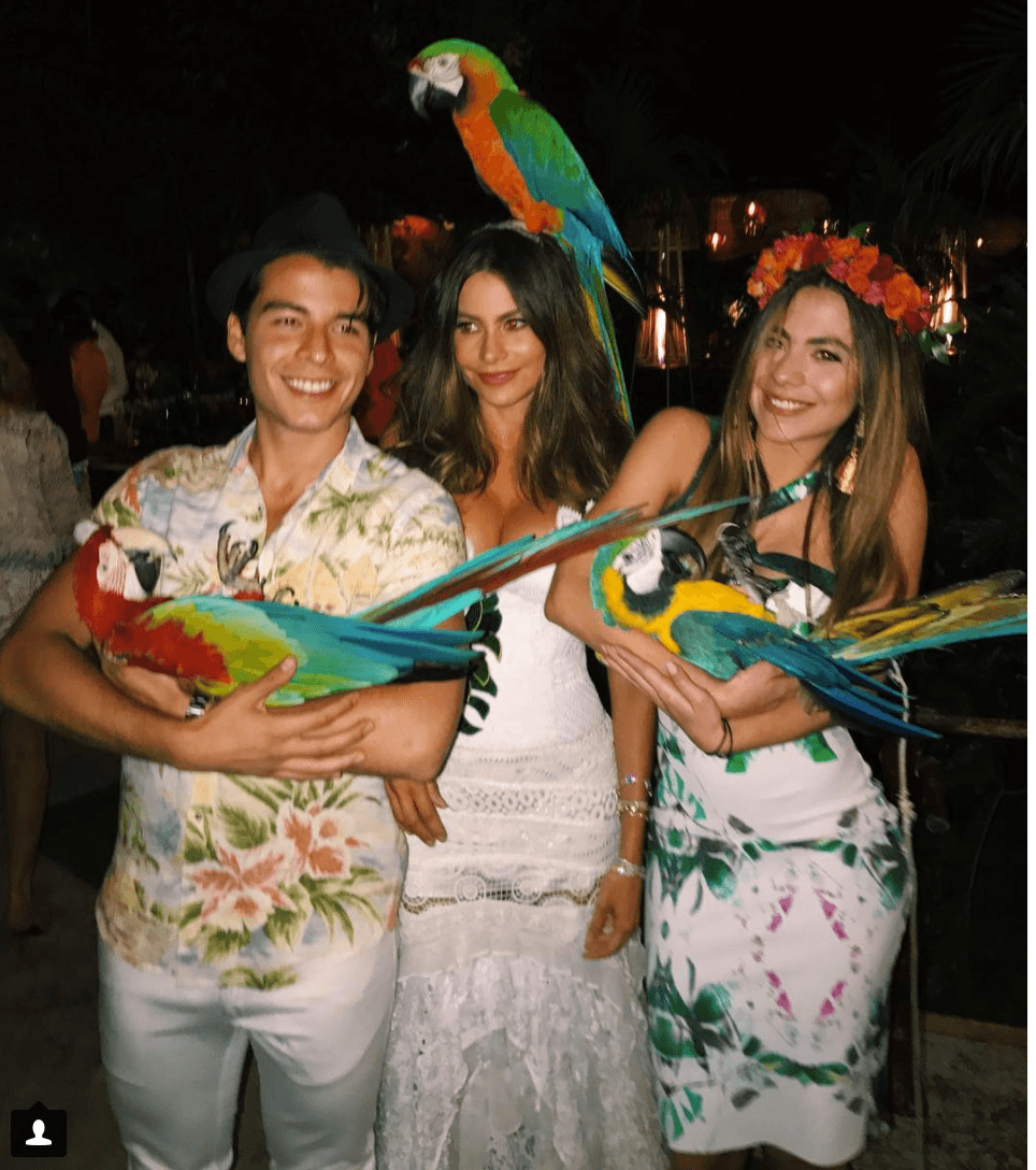 Aquí al lado de su tía en una fiesta tropical.