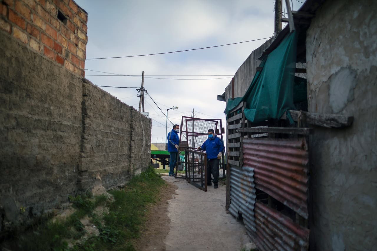 La policía instaló cercas para aislar el barrio de Villa Azul después de que más de 50 residentes dieron positivo por coronavirus, según funcionarios de salud del gobierno, en las afueras de Buenos Aires, Argentina, el lunes 25 de mayo de 2020. (Foto AP/Natacha Pisarenko)